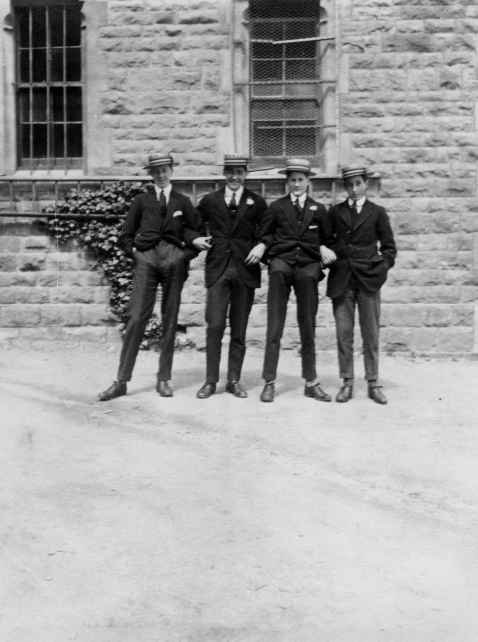 Egy csoport iskolás fiúk vagy diákok, 1900-c1930-as évek alkotó: Unbekannt