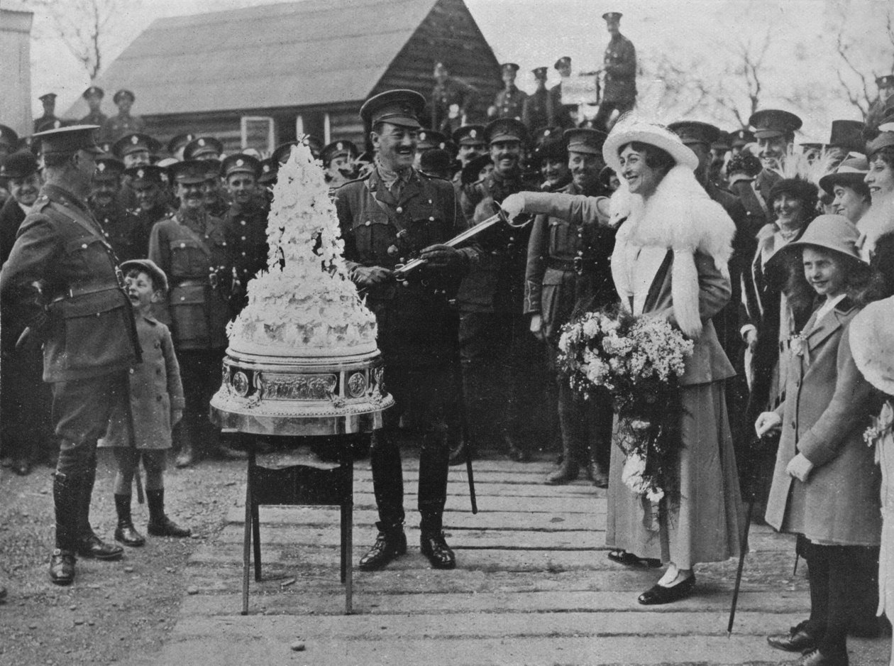Khaki esküvő: Az esküvői torta vágása a vőlegény kardjával, 1915 alkotó: Unbekannt