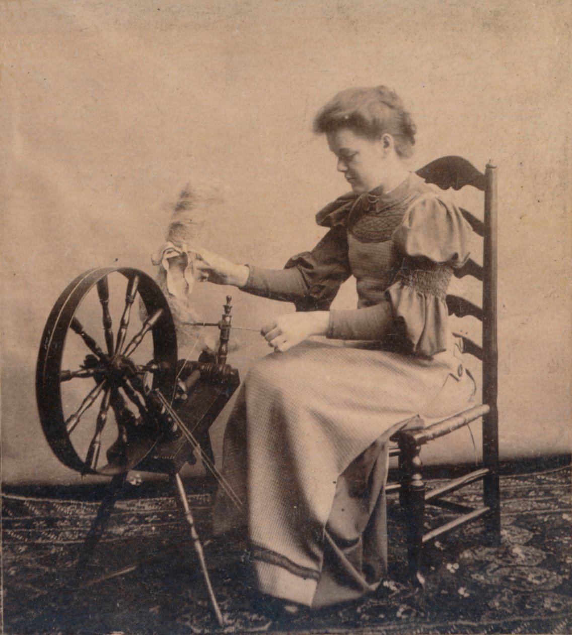 Egy hölgy egy forgó keréknél c1900 alkotó: Unbekannt
