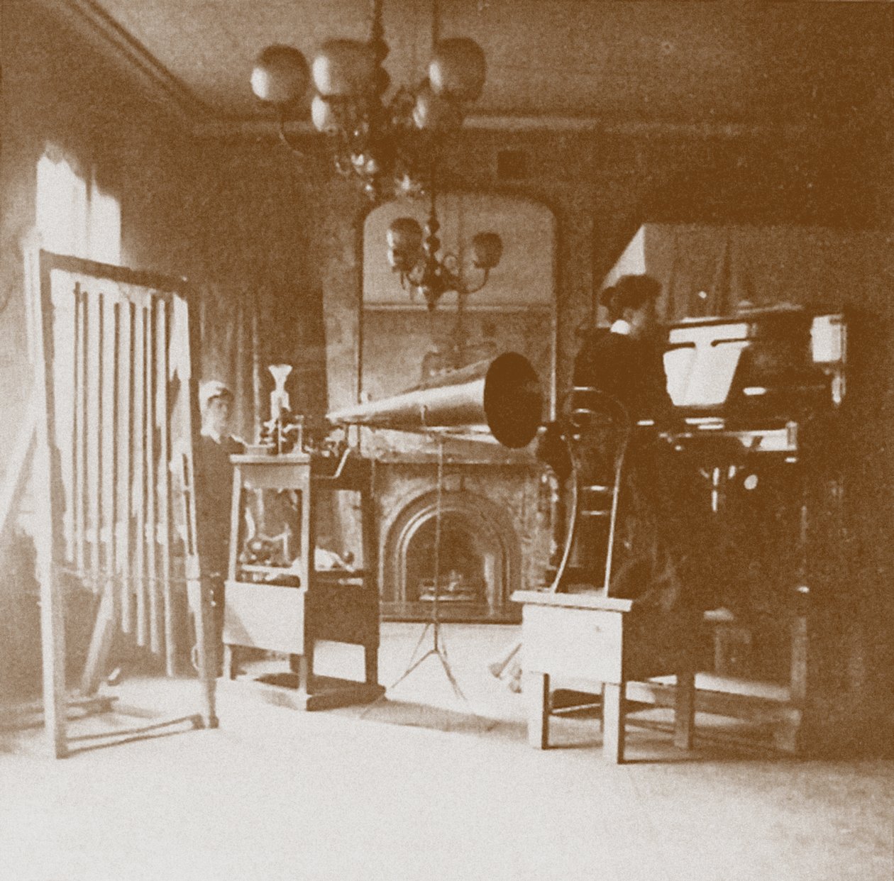 Zongorista hölgy az első londoni Emil Berliner stúdióban, a Cockburn Hotelben, 1898 alkotó: Unbekannt
