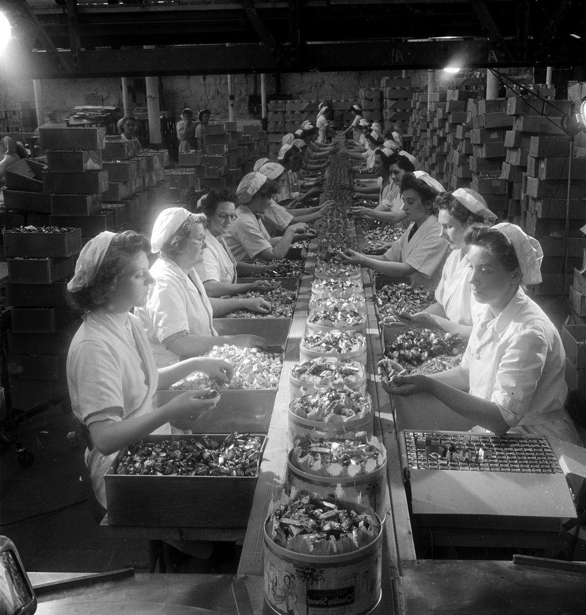 Női munkások sora csomagolja a "Quality Street"-t alkotó: Unbekannt