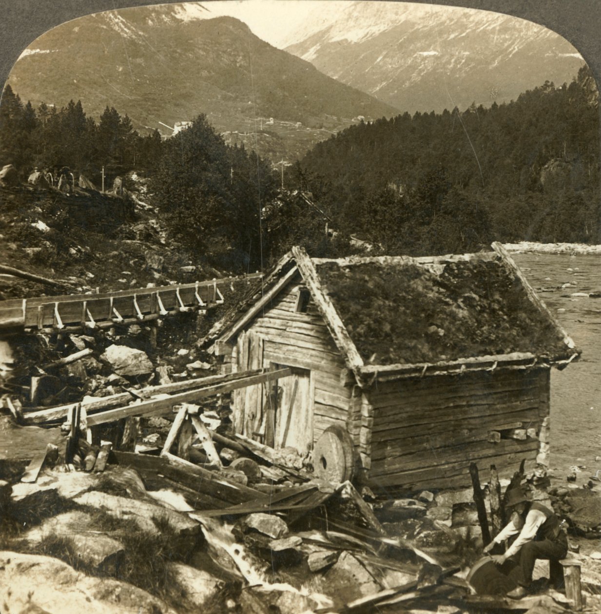Egy rönkből épített malom és egy vízikerék köszörűkő, a Stalheims folyón, Naerodal, Norvégia, 1905. alkotó: Unbekannt