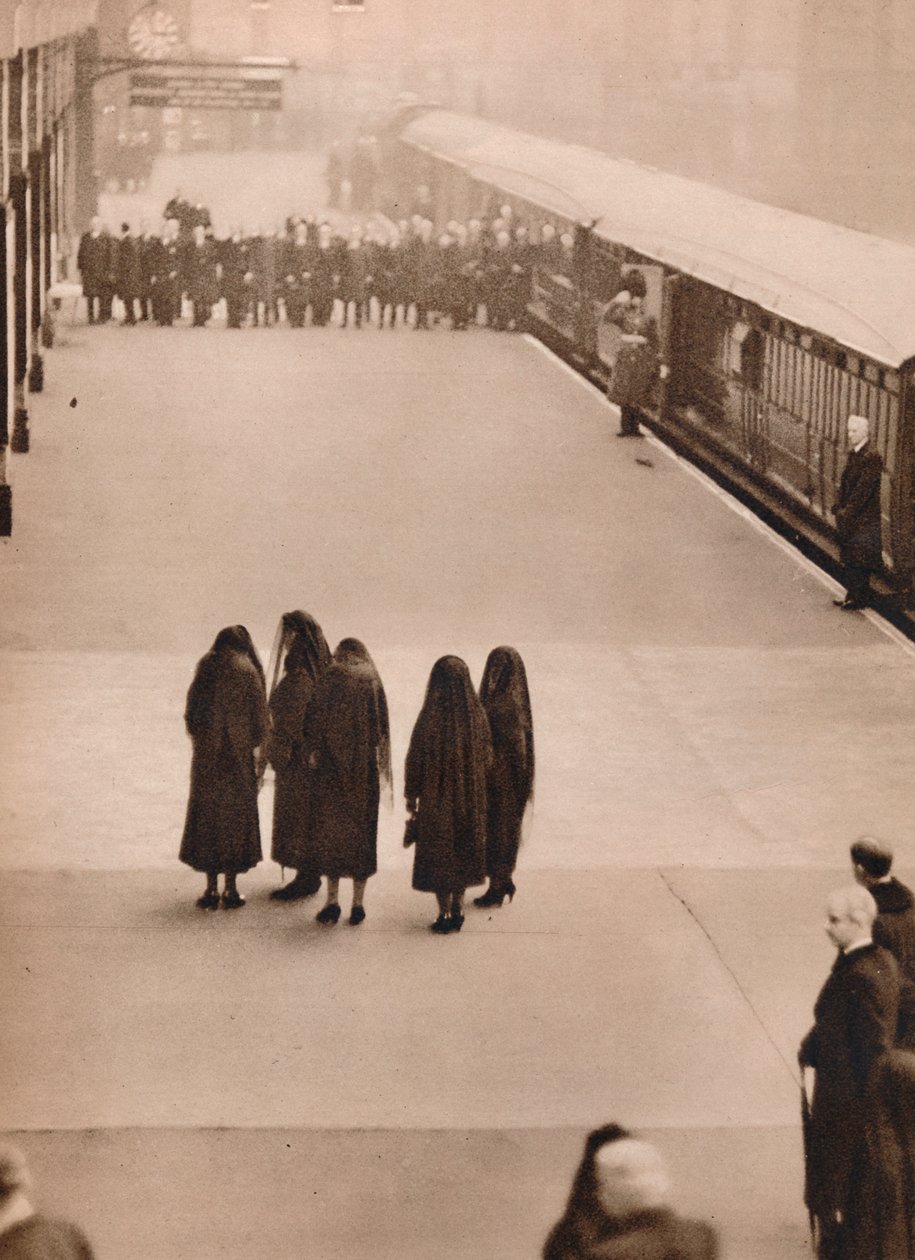 Királyi gyászolók magányos csoportja: Mária királynő a királyi hercegnővel, 1936. alkotó: Unbekannt
