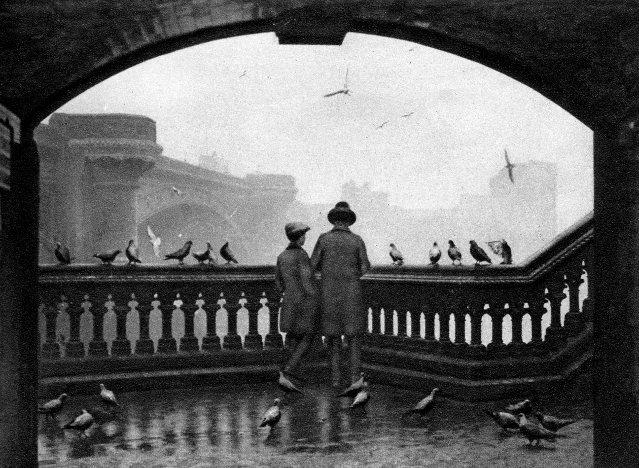 Egy férfi és egy fiú eteti a madarakat a Blackfriars Bridge mellett, London, 1926-1927 alkotó: Unbekannt