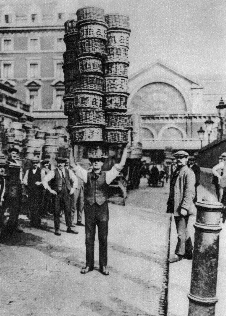 Egy férfi sok kosarat cipel a fején, Covent Garden, London, 1926-1927 alkotó: Unbekannt
