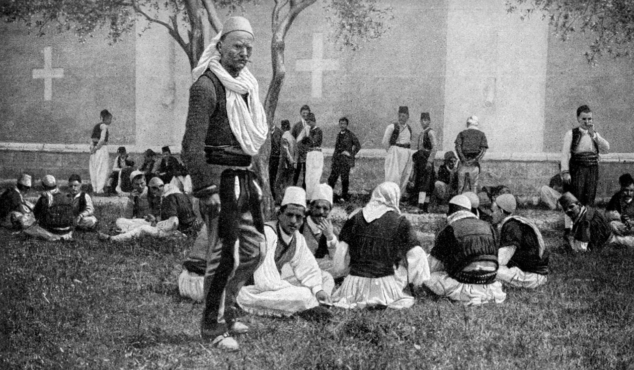 Mirdite hegymászók és városi rokonaik találkozója egy Scutari katedrális előtt, Törökország, 1922 alkotó: Unbekannt