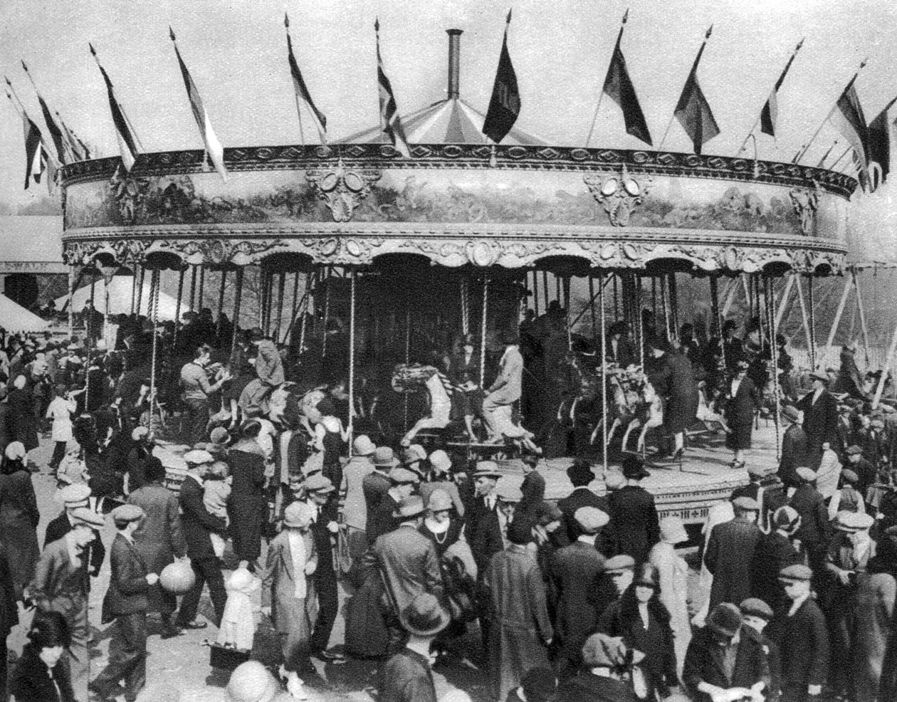 Vidám kör, egy ünnepi karnevál része a Hampstead Heath-en, London, 1926-1927 alkotó: Unbekannt