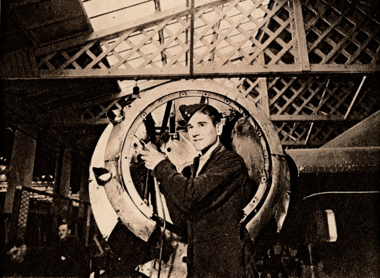 Fémmunkás automata fúróval, amely egy motorházat leszed, 1940 alkotó: Unbekannt