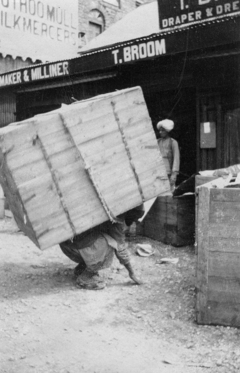 Egy hordár, aki nagy terhet emel, Chakrata, India, 1917 alkotó: Unbekannt