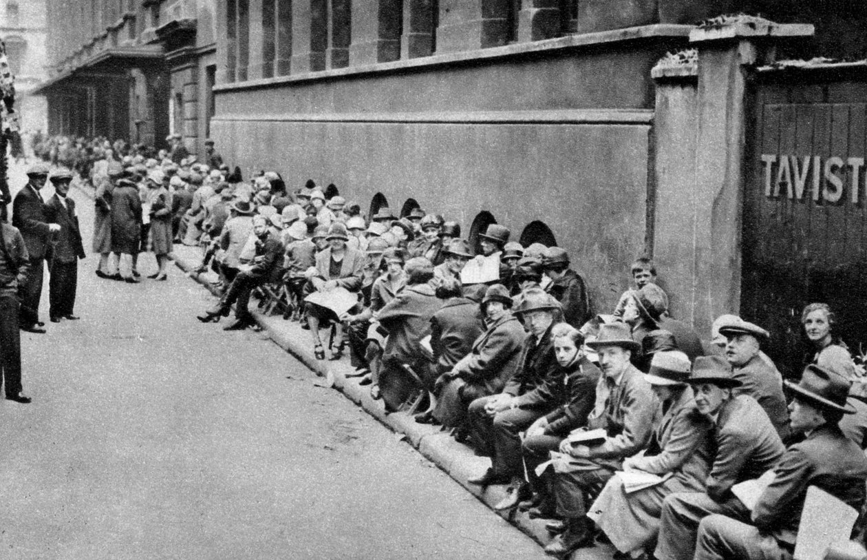 Sor az első éjszakai jegyekért a londoni Covent Gardenben, 1926-1927 alkotó: Unbekannt
