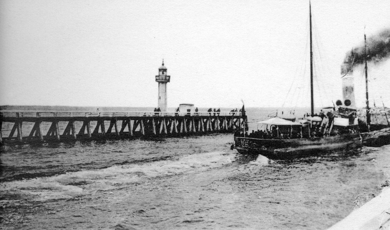 Egy gőzhajó Trouville-ből Le Havre-ba (Franciaország) indul, az 1920-as években alkotó: Unbekannt