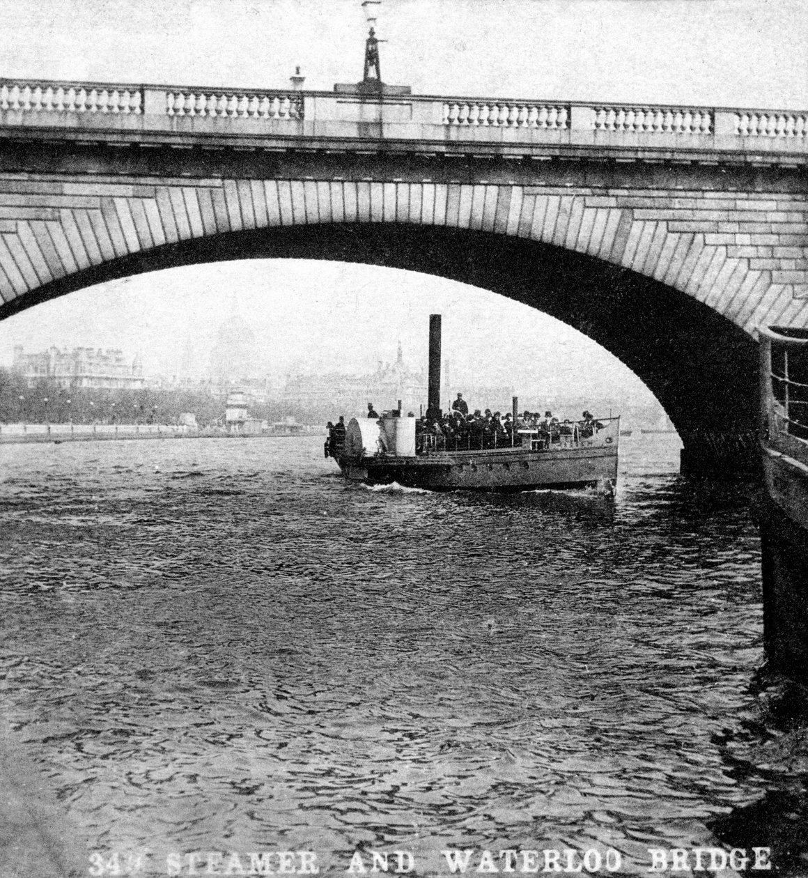 Egy gőzhajó halad el a Waterloo Bridge alatt, London, XX. század eleje alkotó: Unbekannt