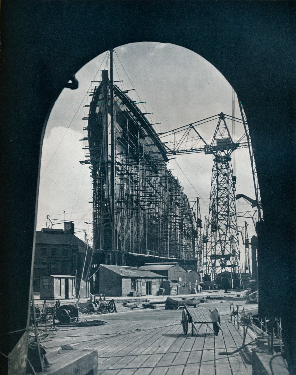 Lenyűgöző orrnézet az óriás Cunard hajóról, a Queen Maryről a Clydebankban, Glasgow, 1934 alkotó: Unbekannt