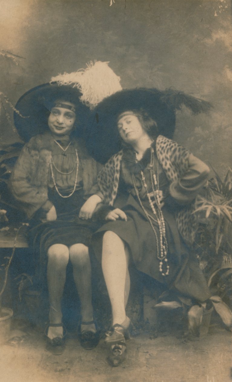 Egy stúdiófotó két hölgyről, 1910 alkotó: Unbekannt