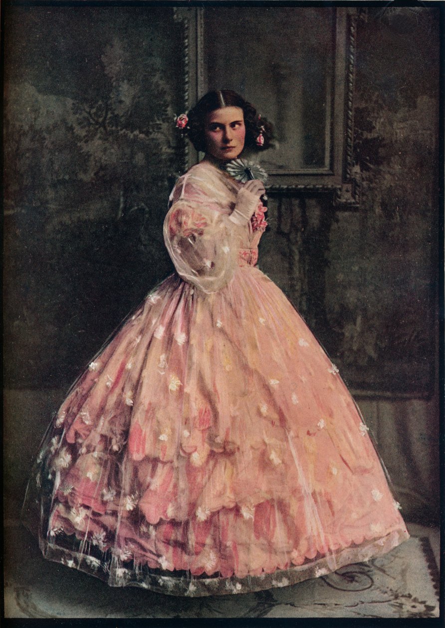 Rózsaszín selyemből készült, három hullámos gömbruha, fehér virágos gézborítással, 1850-60, 1913 alkotó: Unbekannt