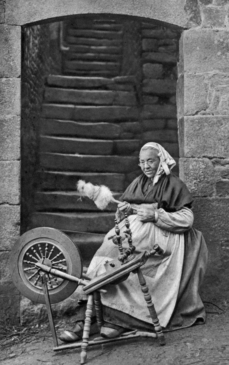 Egy nő a forgó keréknél, Dinan, Bretagne, Franciaország, 1922 alkotó: Unbekannt