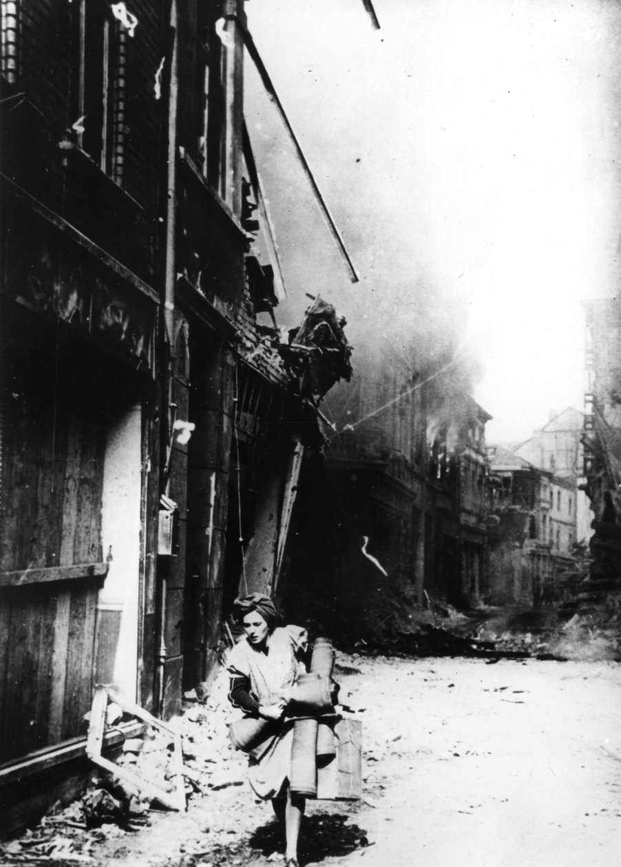 Egy nő elhagyja égő házát egy bombázott utcában, Németországban, 1945 alkotó: Unbekannt
