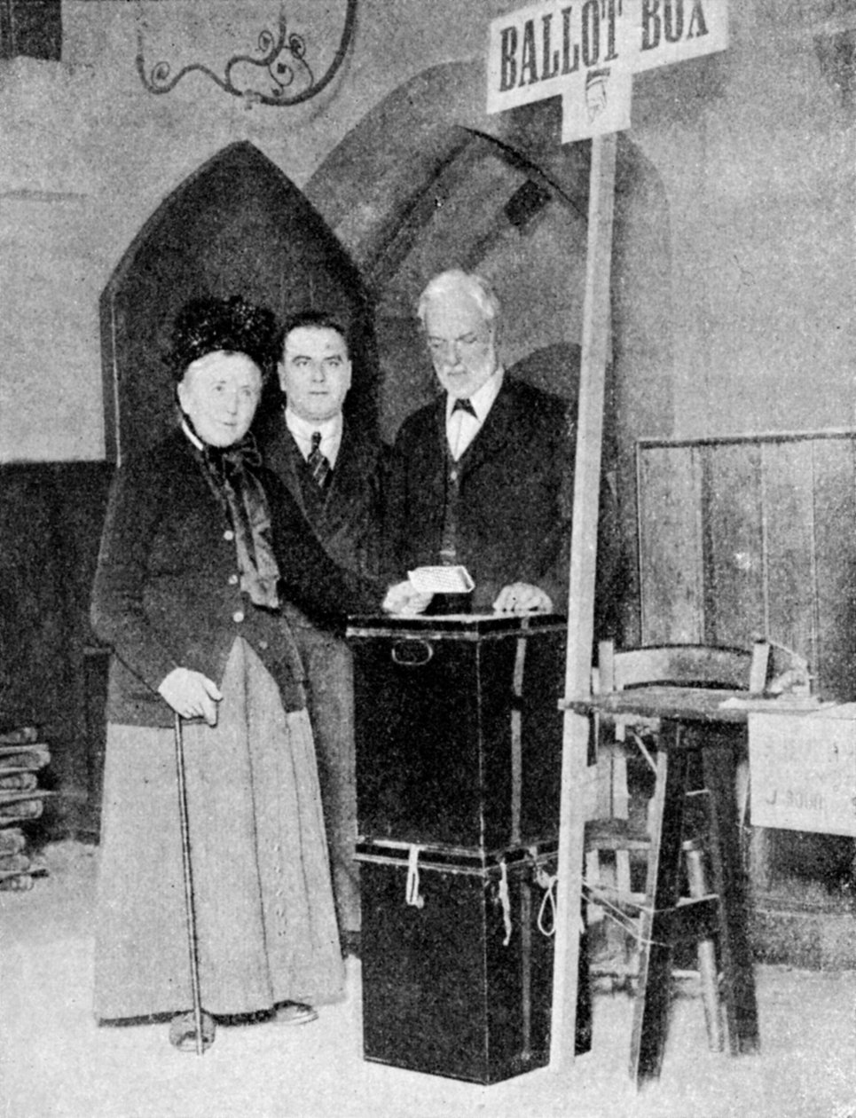 Egy nő rögzíti a szavazatát az urnánál, c1922 alkotó: Unbekannt