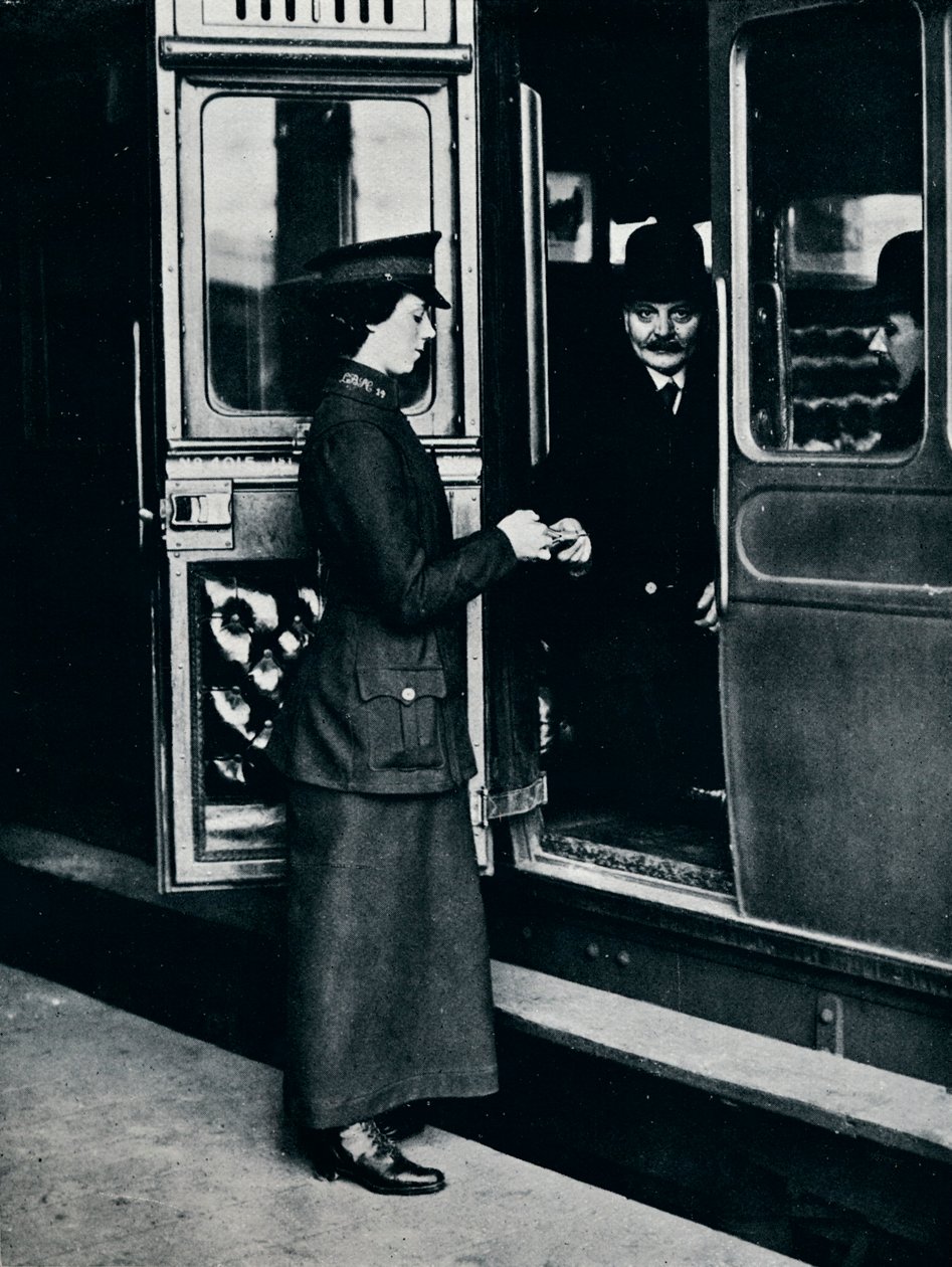 Egy jegyvizsgáló nő a munkahelyén, 1914 alkotó: Unbekannt