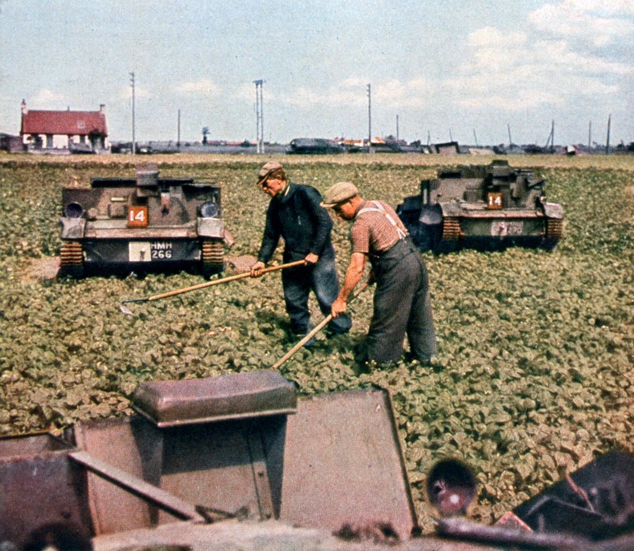 Elhagyott francia tankok egy mezőn, Dunkerque, Franciaország, 1940 alkotó: Unbekannt