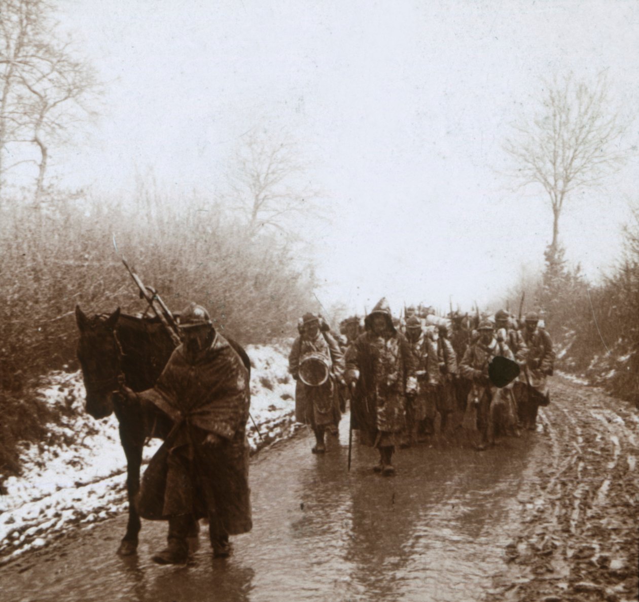 Haladás a hóban, Artois, Észak-Franciaország, c1914-c1918 alkotó: Unbekannt