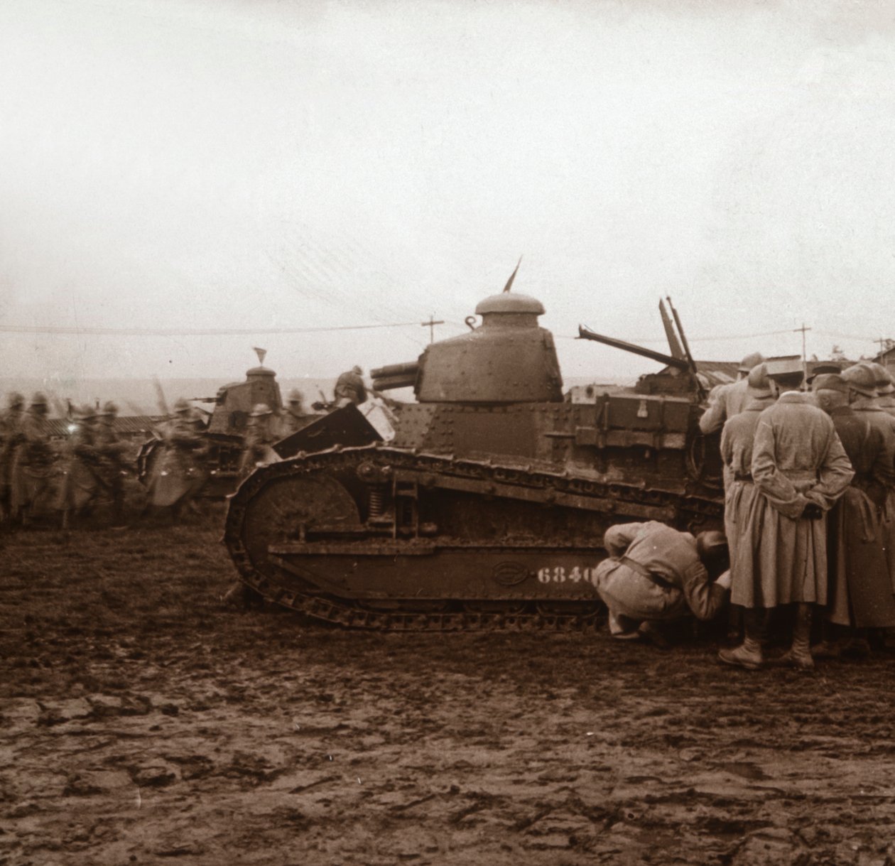 Haladunk harckocsikkal, c1914-c1918 alkotó: Unbekannt