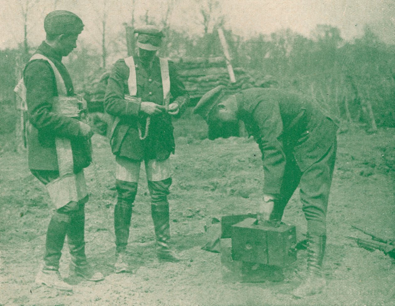 Légifotósok rögzítik az ejtőernyőhevedereket emelkedés előtt, c1917 1919 alkotó: Unbekannt