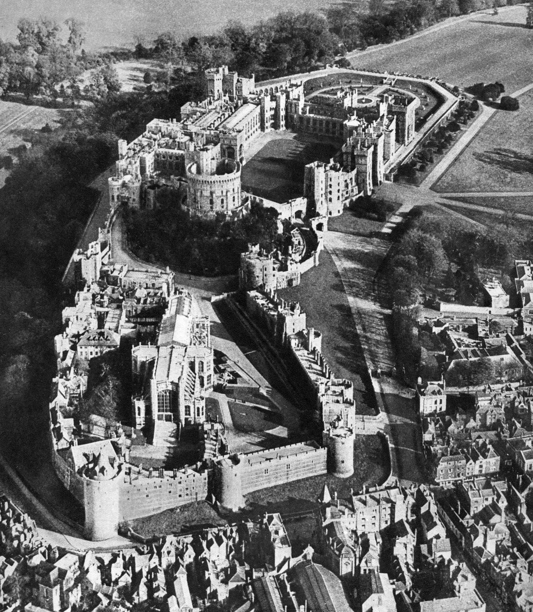 A windsori kastély légi felvétele, a Szent György-kápolnával az előtérben, 1935 alkotó: Unbekannt