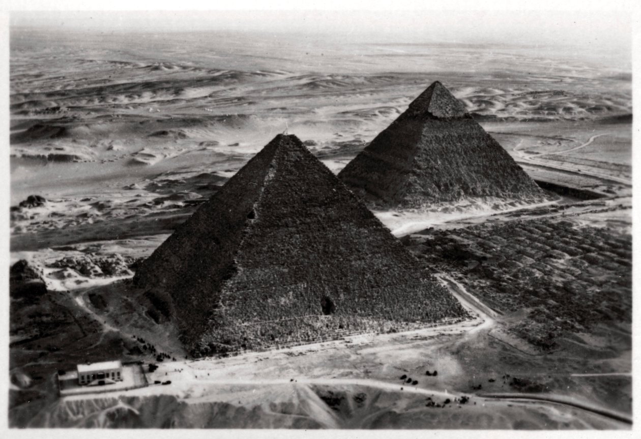 Az egyiptomi gízai piramisok légi felvétele egy Zeppelinről, 1931 1933 alkotó: Unbekannt