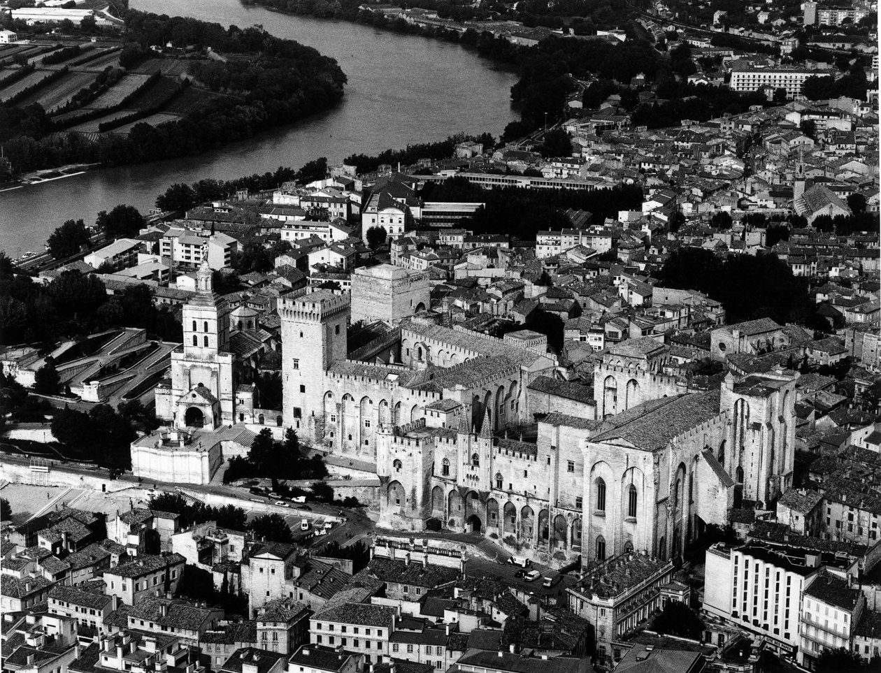Légifelvétel a Pápai Palotáról (1335-1355) és a Cathedrale Notre Dame des Domsról (Notre-Dame-des-Doms) (XII. század). Avignon, Vaucluse alkotó: Unbekannt