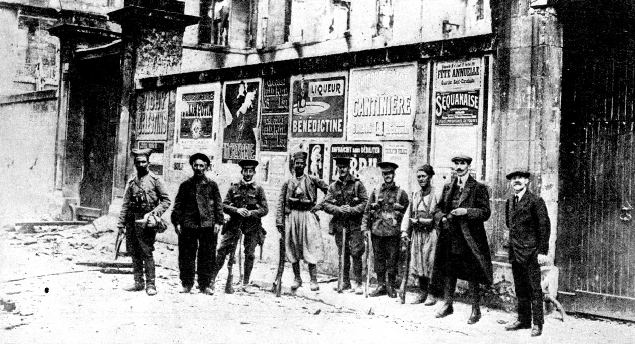 Afrikai üldöző, két turco és három brit katona, Soissons, Franciaország, Első világháború, 1914 alkotó: Unbekannt