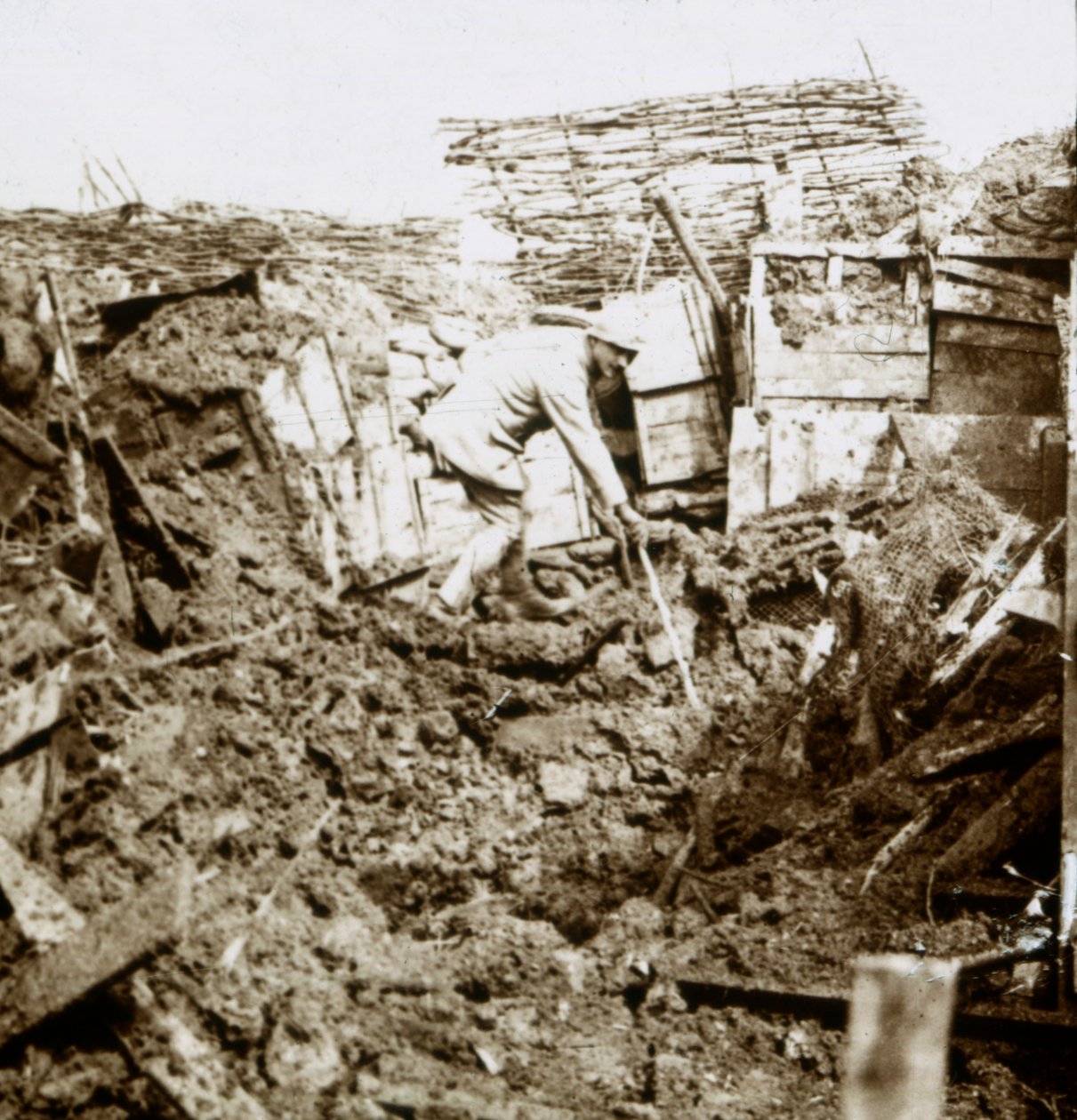 Egy lövedék utóhatása, katona a kráterben, c1914-c1918 alkotó: Unbekannt