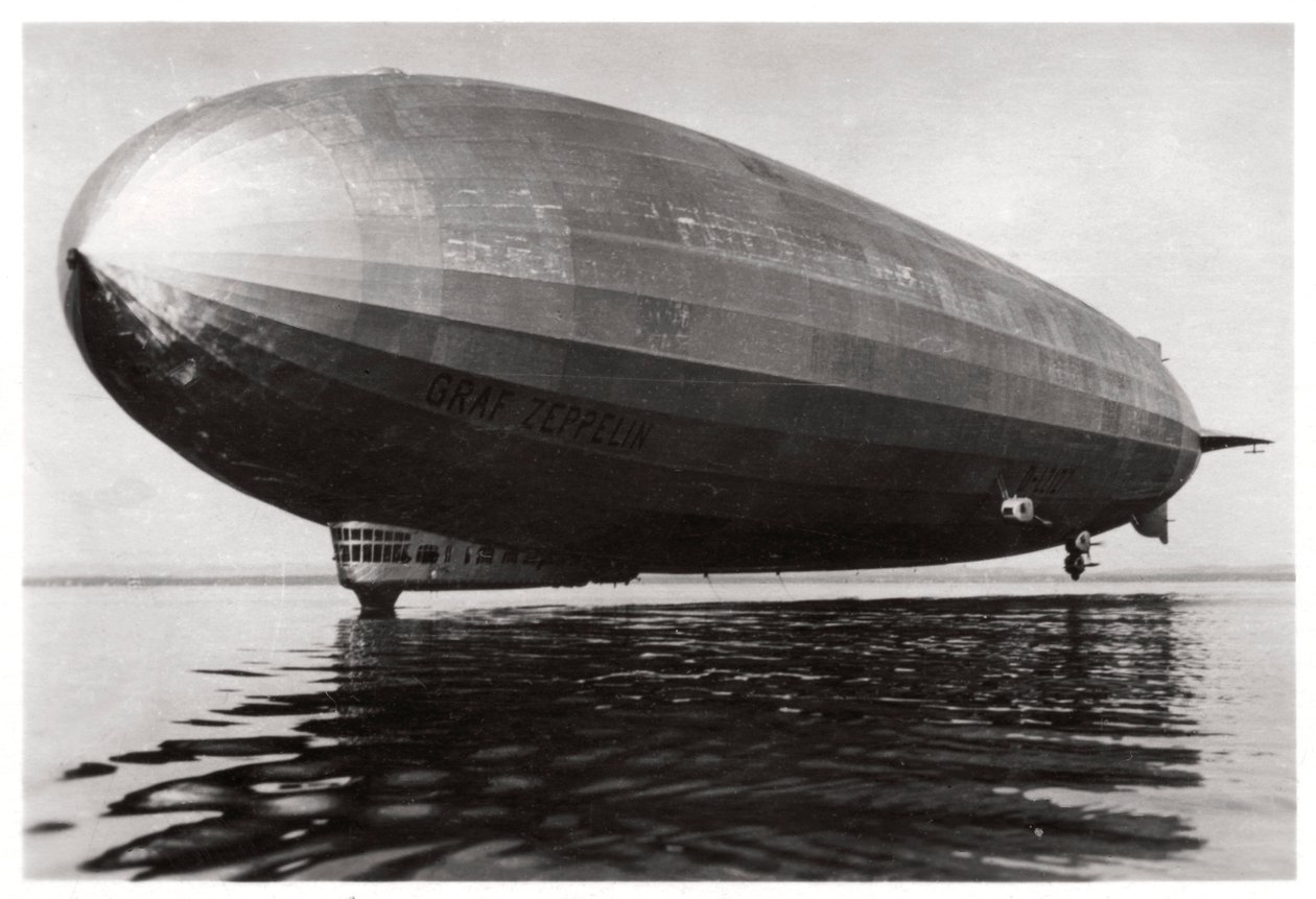 LZ127 Graf Zeppelin léghajó leszállás a Bodeni-tavon, Németországban, 1933 alkotó: Unbekannt
