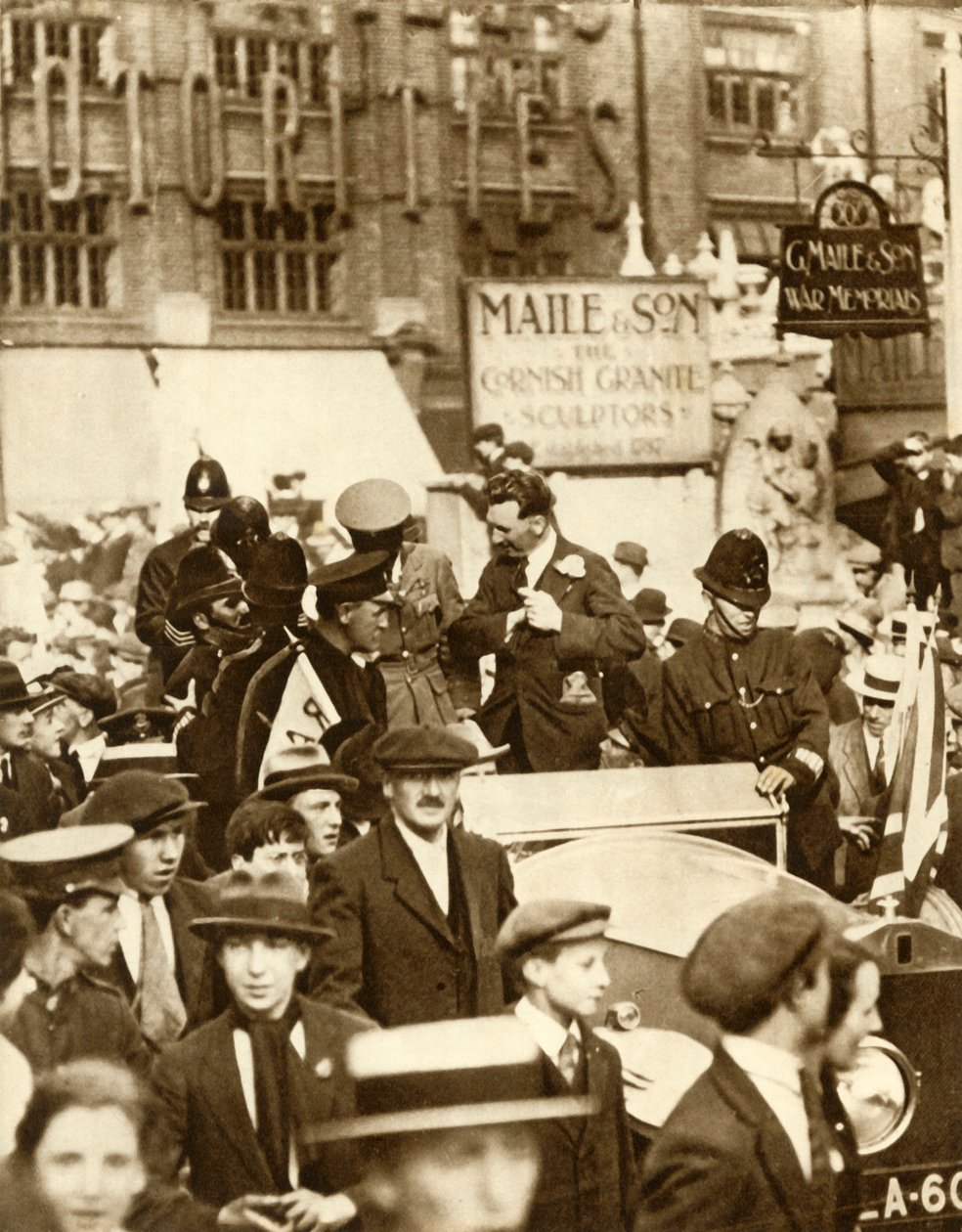 Alcock és Brown...az első megállás nélküli transzatlanti repülés után, London, 1919. június, 1935. alkotó: Unbekannt