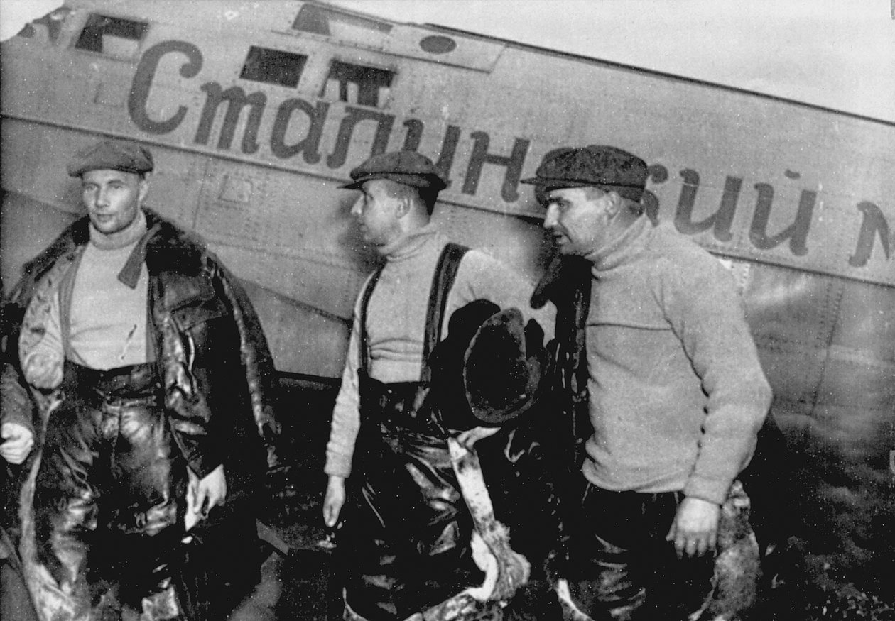 Alekszandr Beljakov, Georgij Baidukov és Valerij Chkalov a gépükön 1937. június 20-án alkotó: Unbekannt