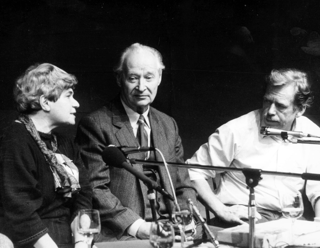 Alexander Dubcek Rita Klimova asszonnyal, aki később Csehszlovákia egyesült államokbeli nagykövete lett, és Vaclav Havellel a Polgári Fórum november 24-i sajtótájékoztatóján alkotó: Unbekannt