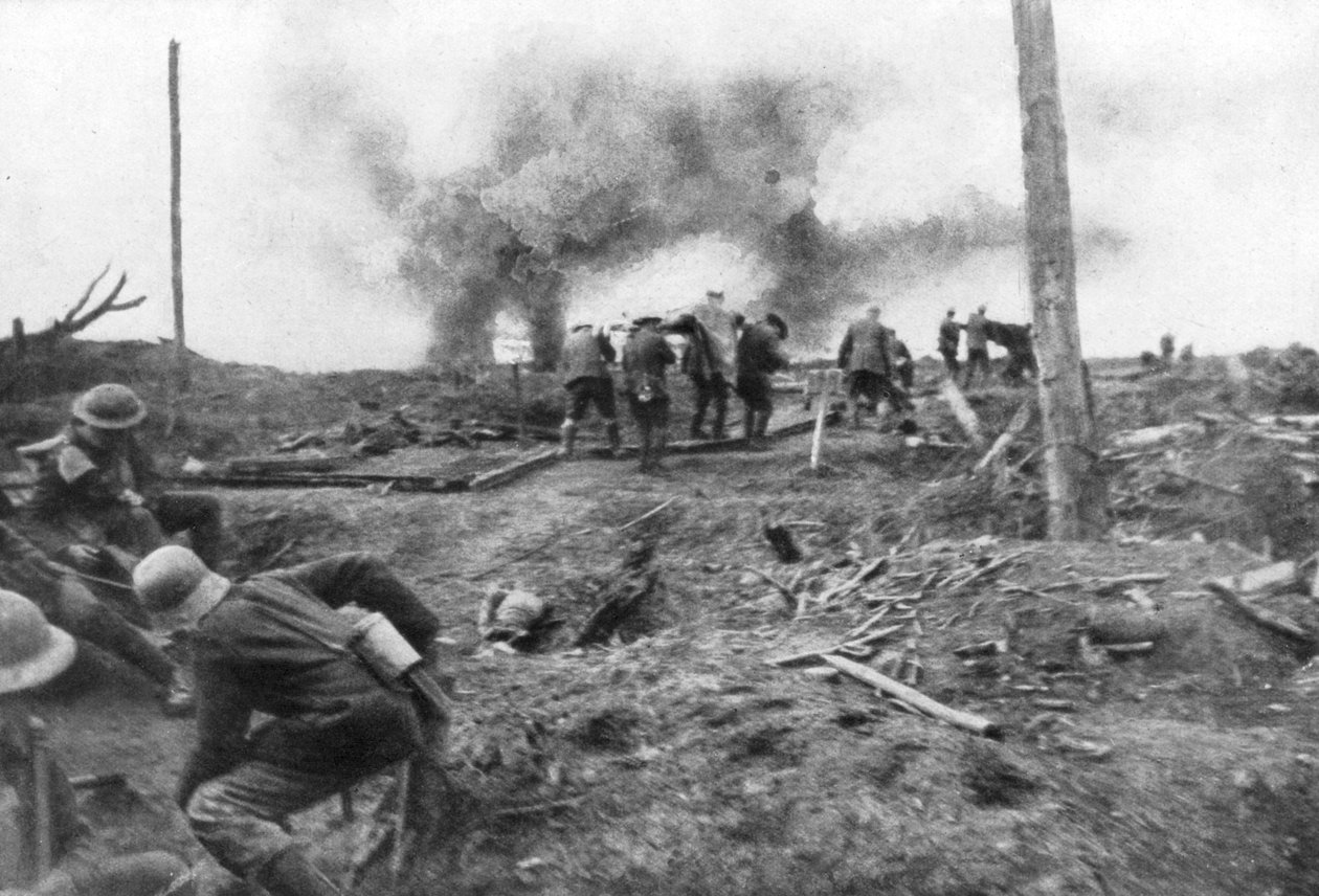 Szövetséges csapatok és német foglyok a Menin úton, Ypres közelében, Belgiumban, 1917. október 30. alkotó: Unbekannt
