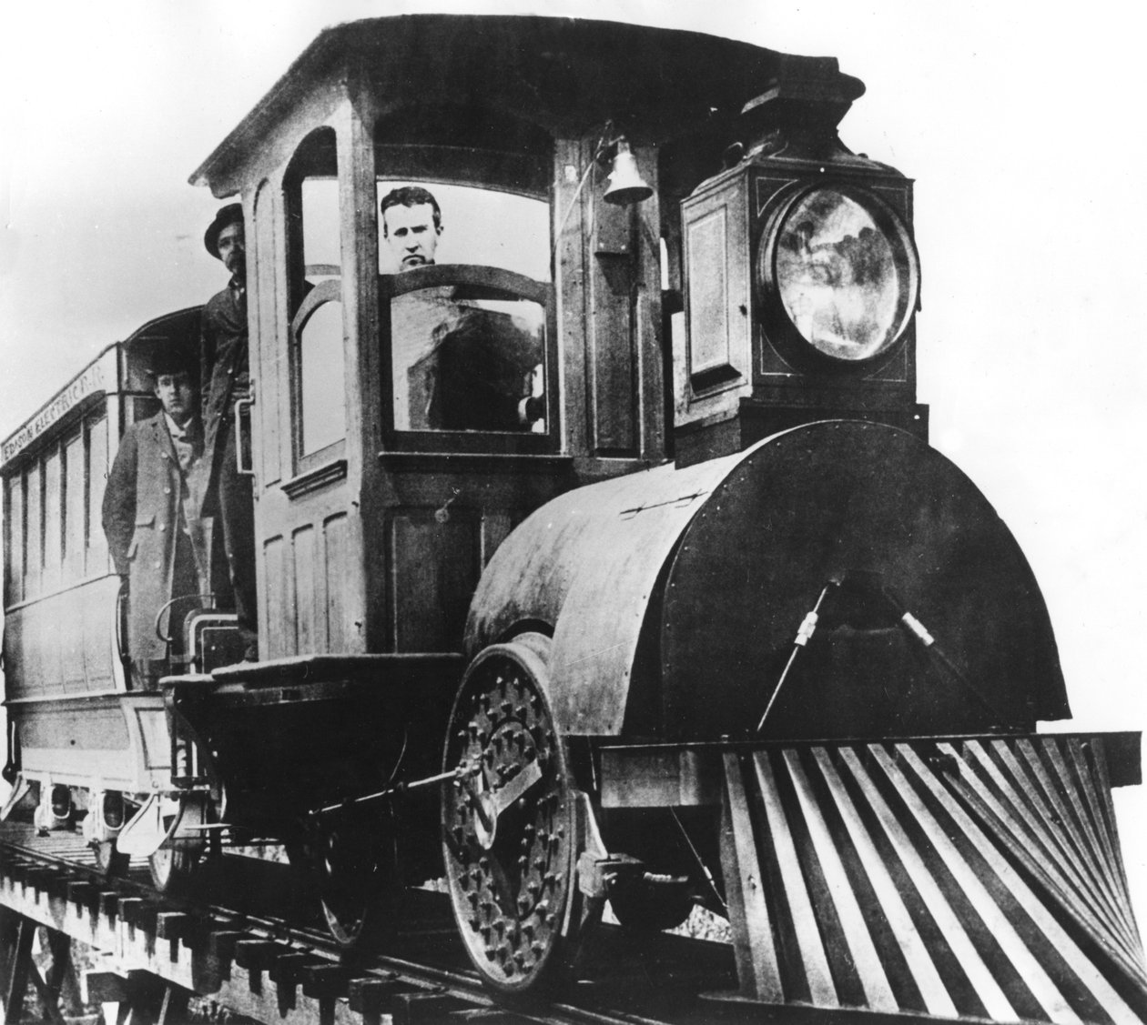 Thomas Alva Edison amerikai feltaláló egy elektromos vasút fedélzetén, 1892 alkotó: Unbekannt