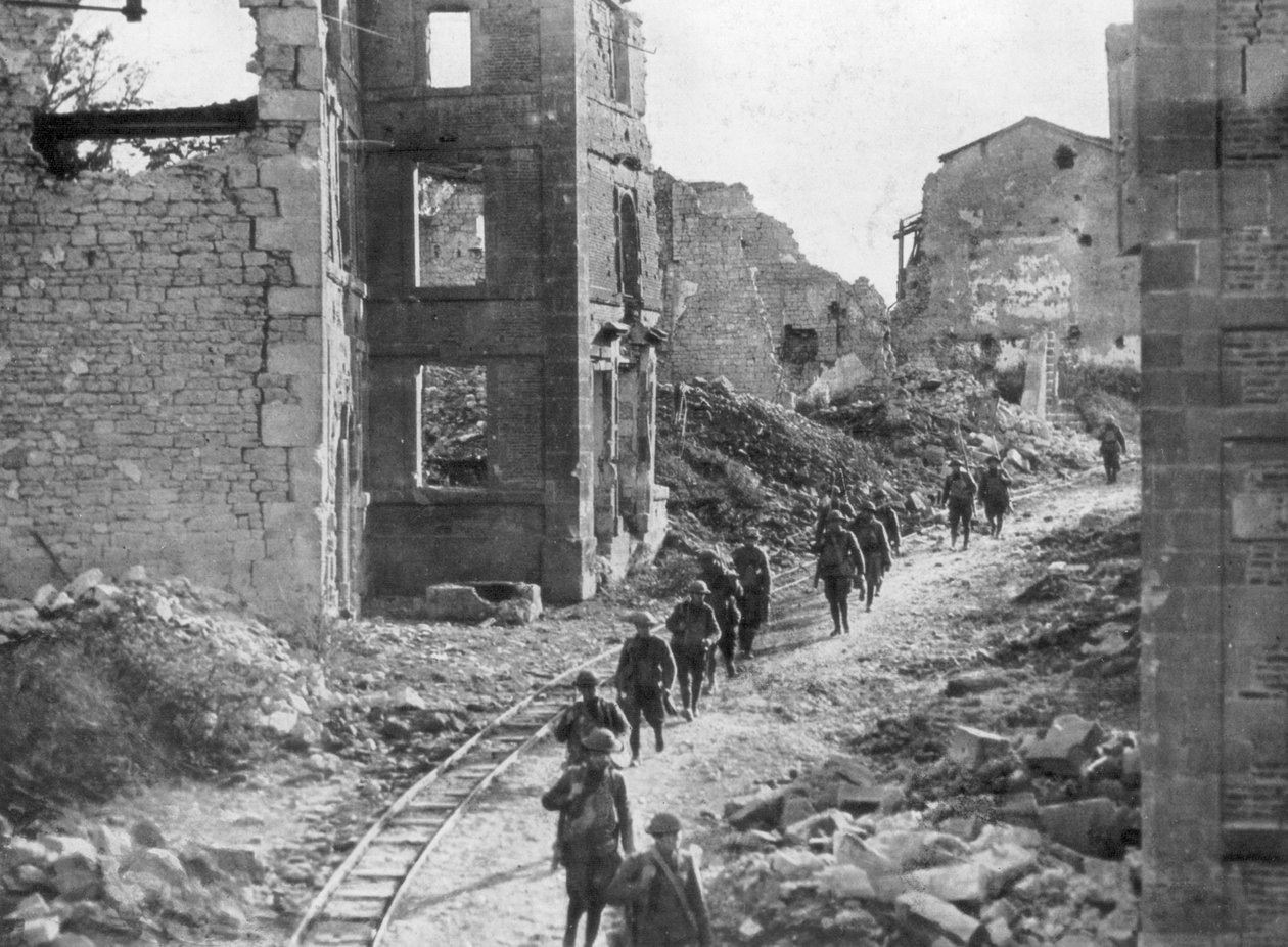 Amerikai katonák áthaladva Varennes romjain, Meuse-Argonne offenzíva, Franciaország, 1918 alkotó: Unbekannt