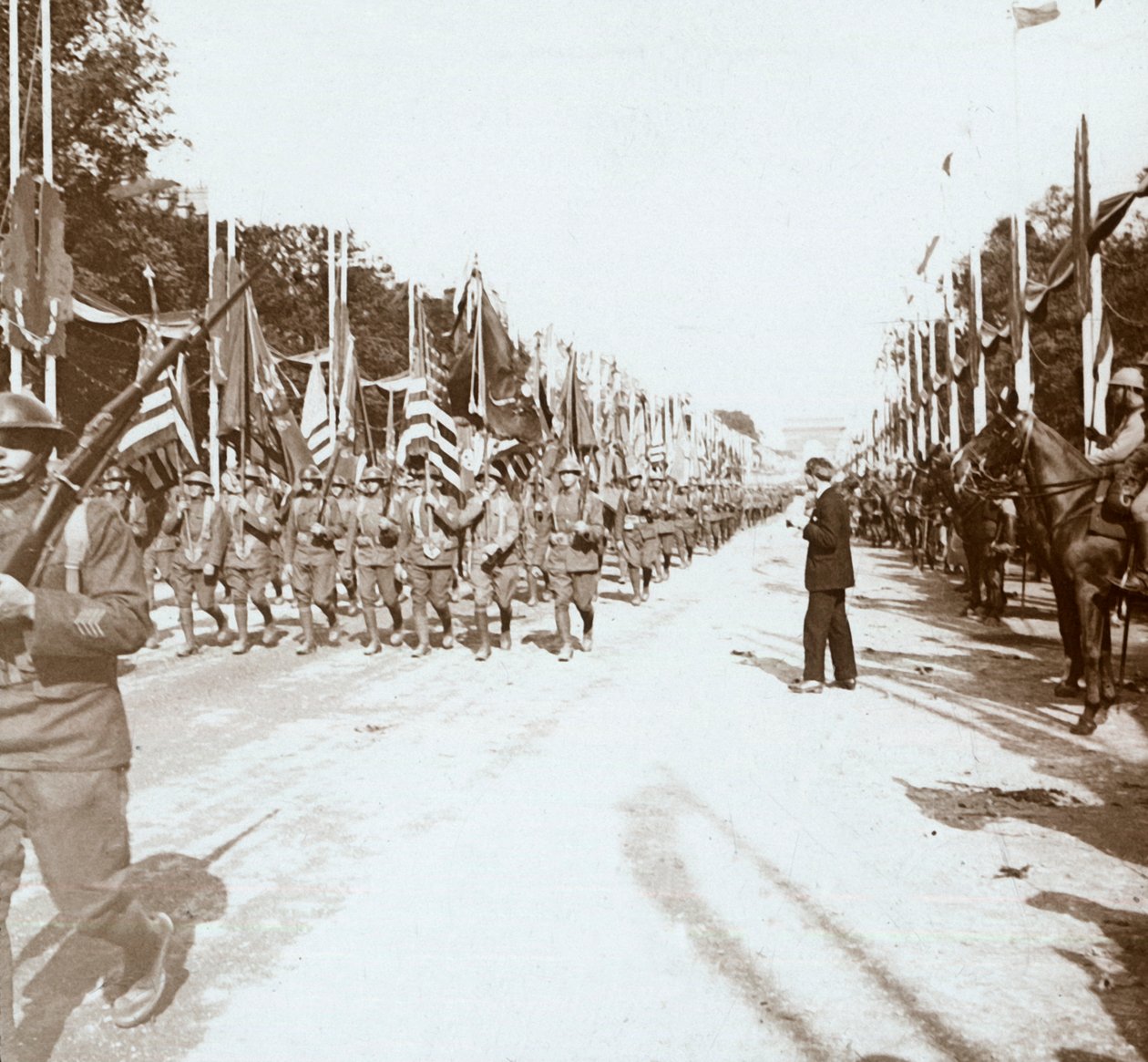 Amerikai csapatok győzelmi parádén menetelnek, Párizs, Franciaország, 1918-c1919 alkotó: Unbekannt