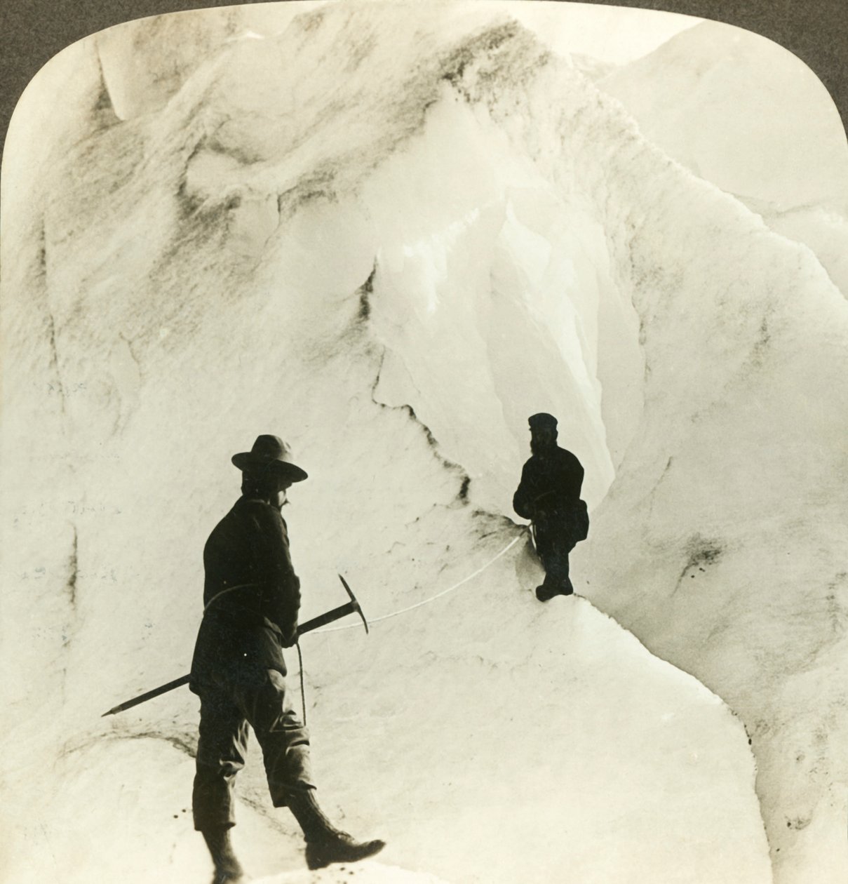 Hegyek és jégszakadékok között - a Brigsdal-gleccser hatalmas hasadékai, - Norvégia, 1905. alkotó: Unbekannt