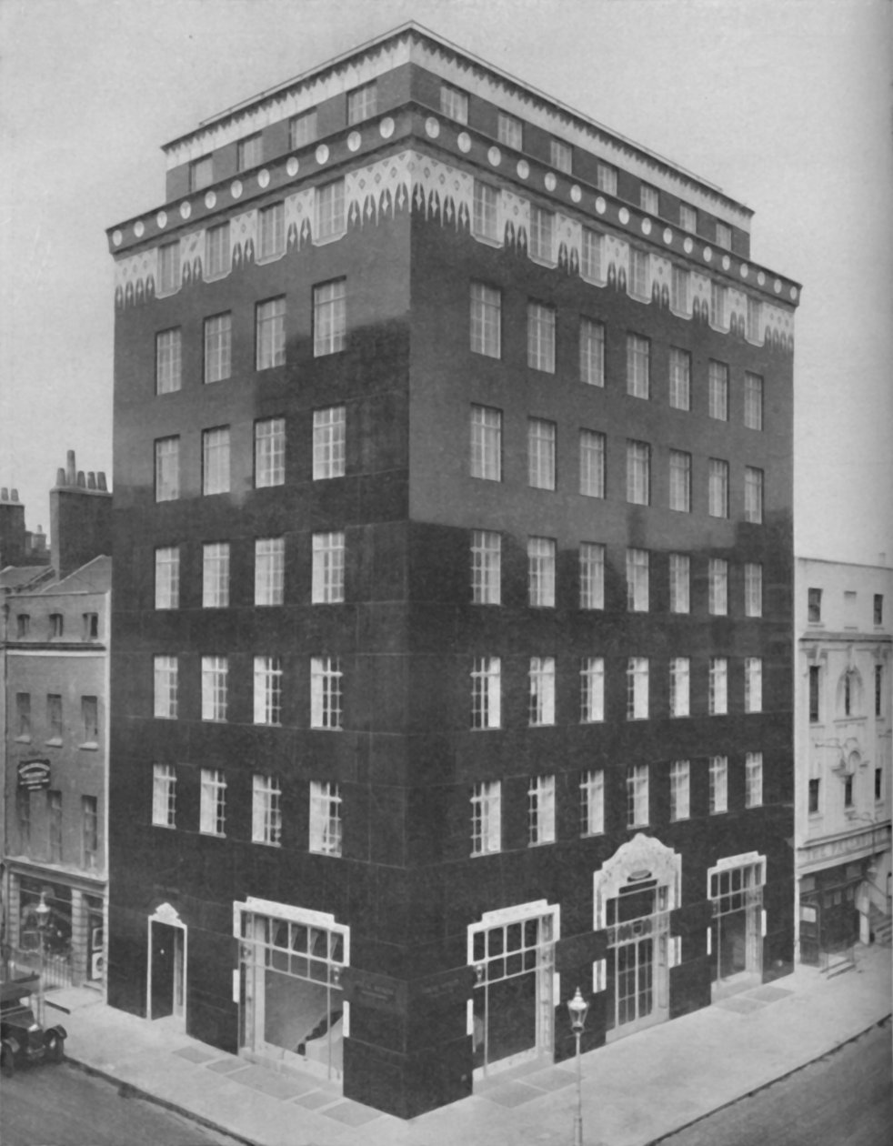 Egy teljesen fekete épület Londonban, csipkeszerű fehér gallérral tehermentesítve, 1935 alkotó: Unbekannt