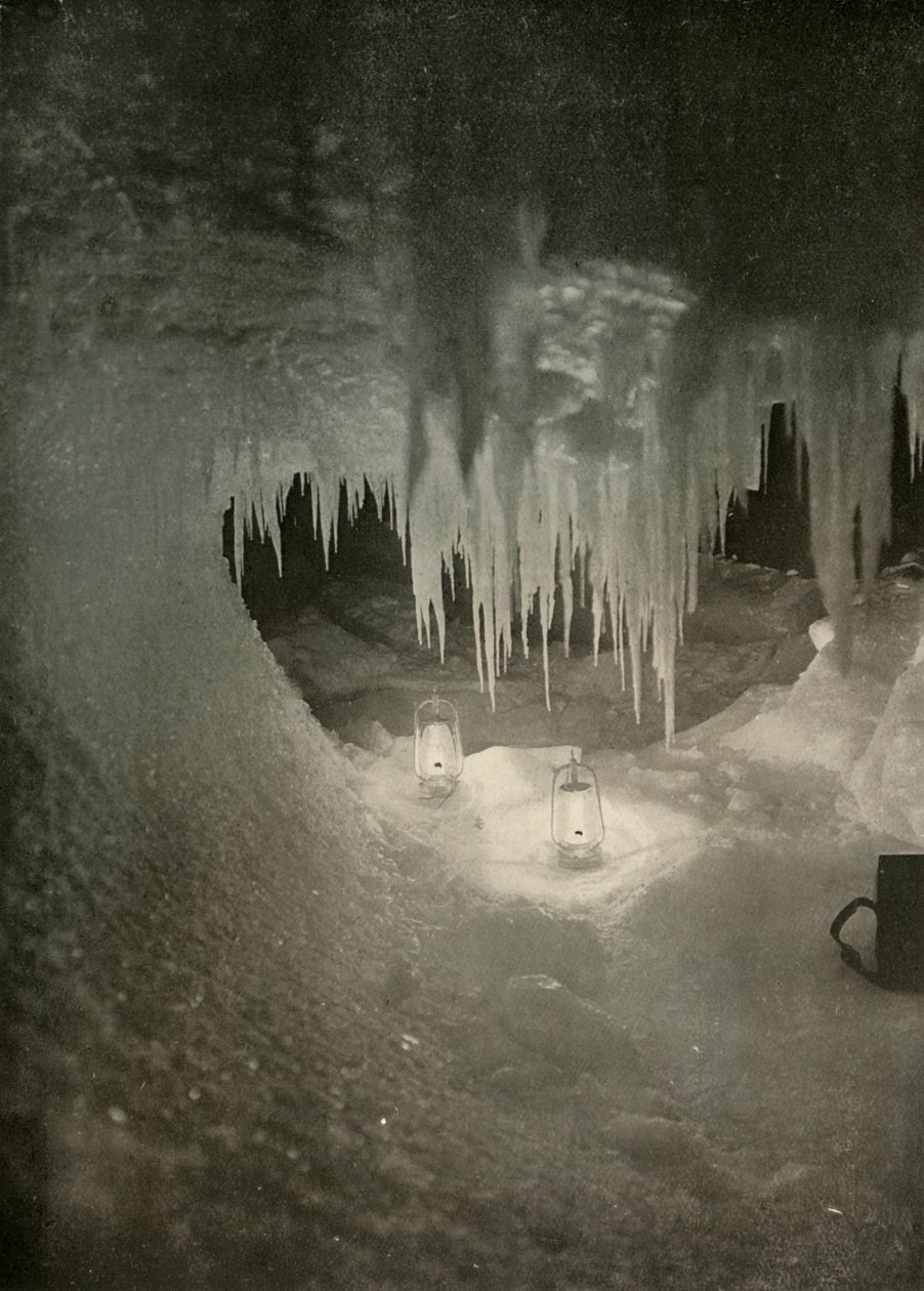 Jégbarlang télen. Fényképezte: a hurrikánlámpák fénye, c1908, 1909. alkotó: Unbekannt