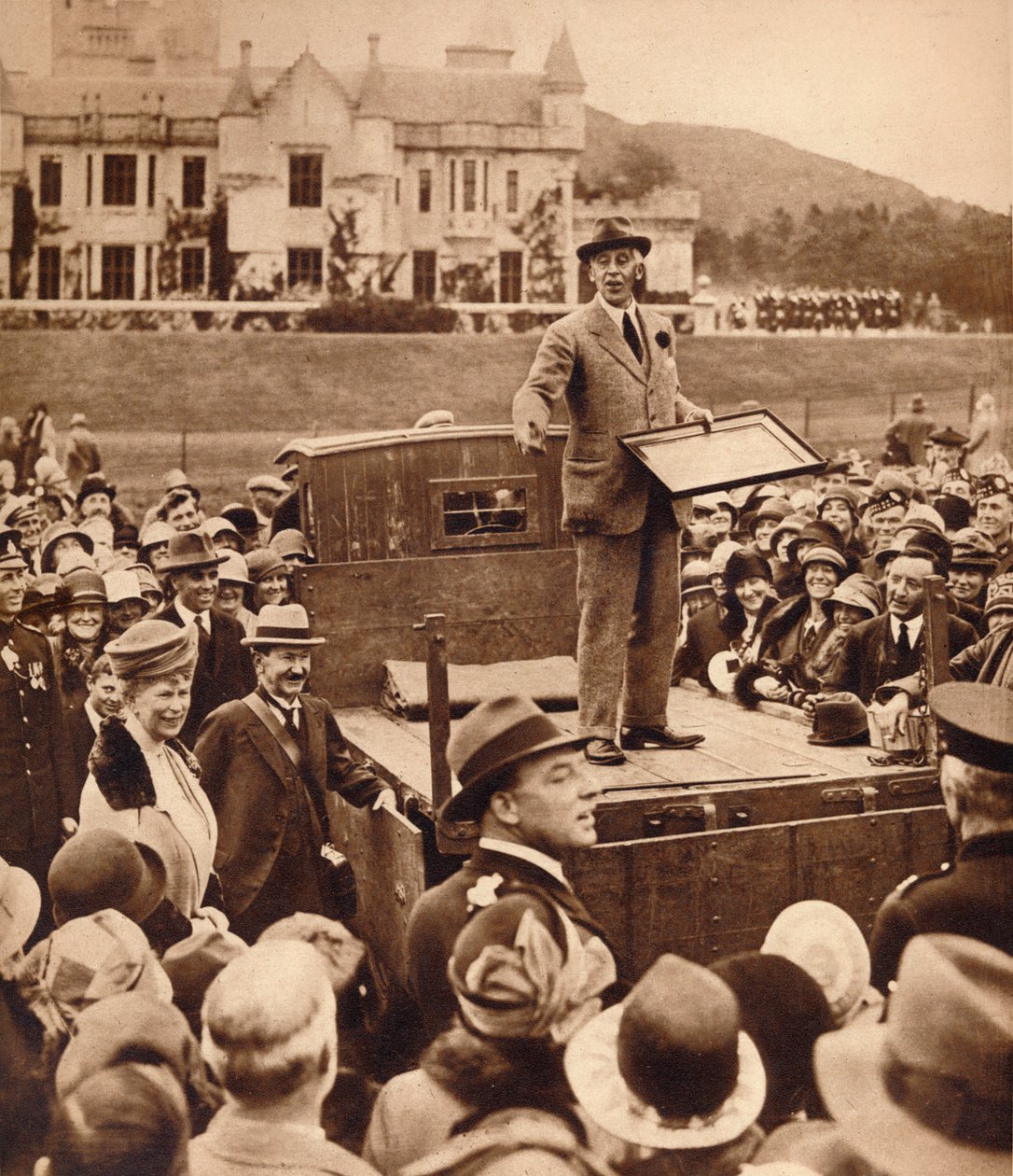Jótékonysági árverés a Balmoralban, 1930-as évek, 1935 alkotó: Unbekannt