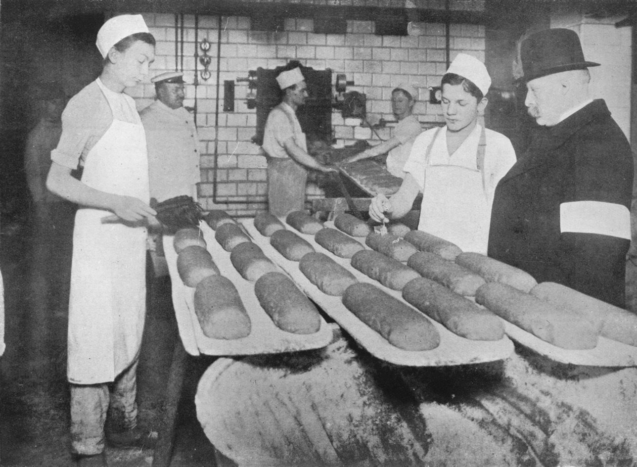 Felügyelő egy berlini pékségben, 1915. alkotó: Unbekannt