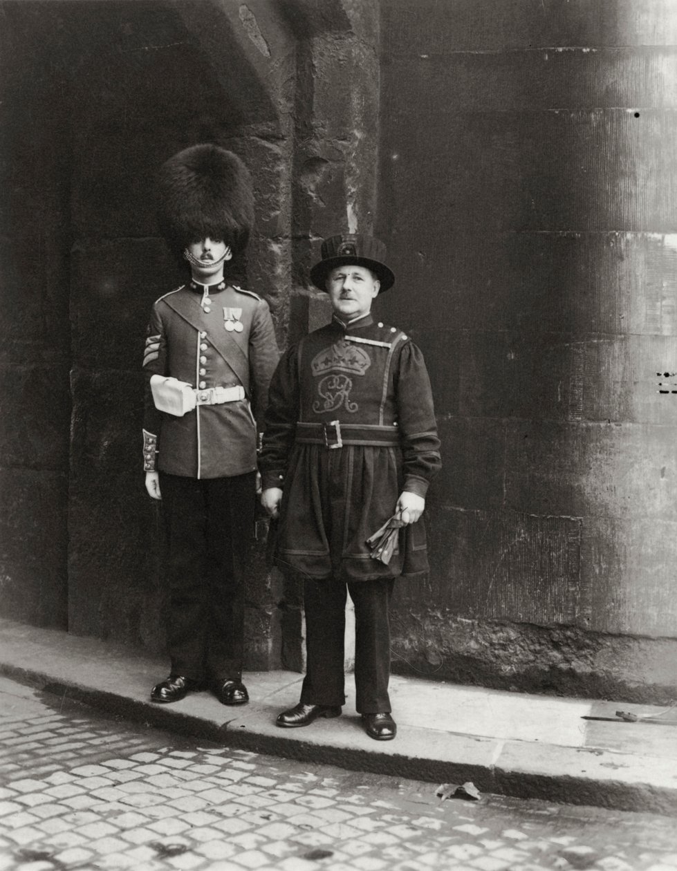 Ősi és modern a londoni Towerben, XX. század alkotó: Unbekannt