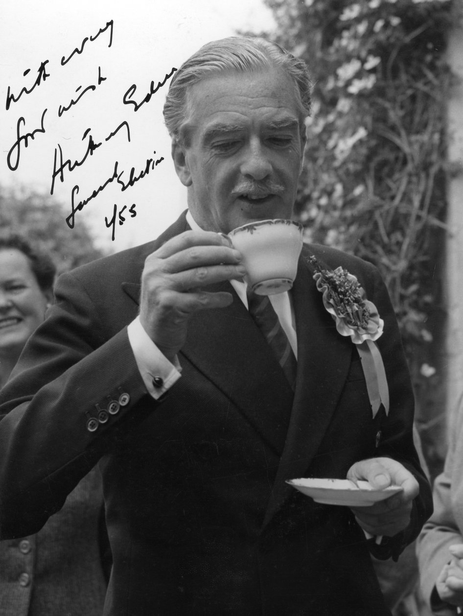 Anthony Eden, brit konzervatív politikus, egy csésze teát iszik, 1955 alkotó: Unbekannt