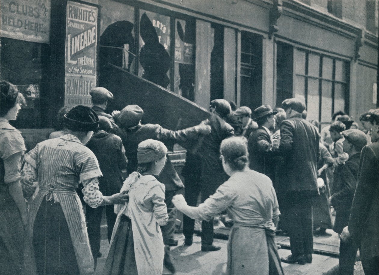 Németellenes zavargások Londonban: tömeg betöri egy német bolt kirakatait, 1914 alkotó: Unbekannt