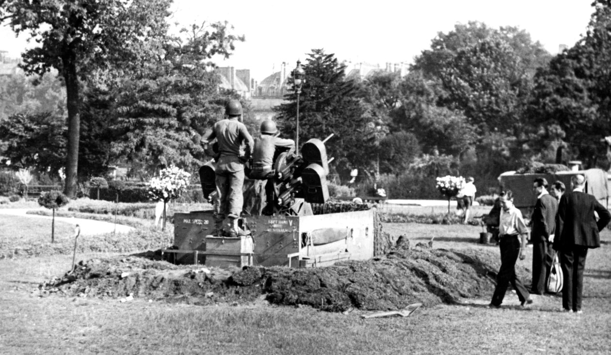 Légvédelmi ágyúállás a Tuileriák kertjében, Párizs felszabadítása, 1944. augusztus alkotó: Unbekannt