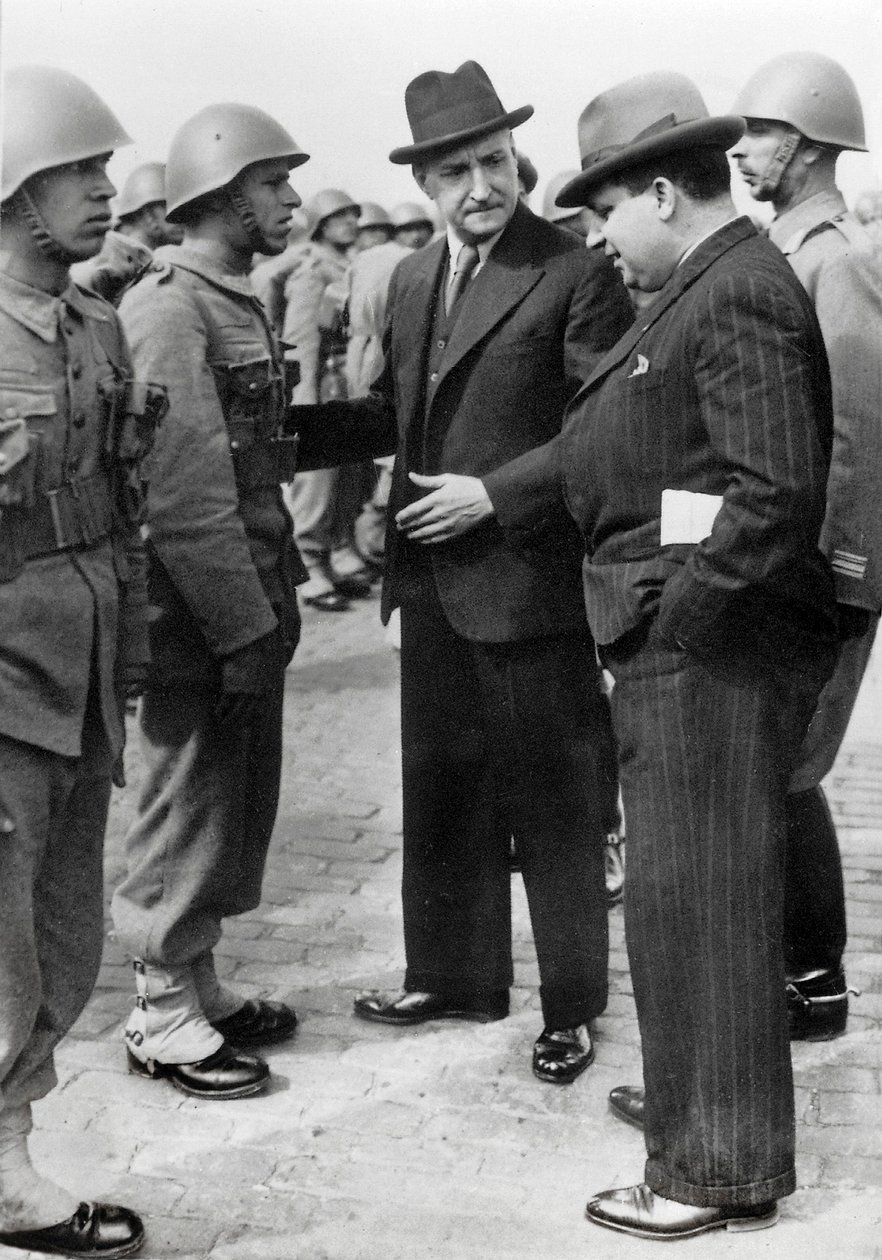 Antonio de Oliveira Salazar (1888-1970), Portugália diktátora 1932 és 1968 között, 1941. április 5-én azori-szigeteki látogatása során szemléli a csapatokat (f/w fotó) alkotó: Unbekannt